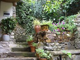 La Casita con jardín frente a la cascada