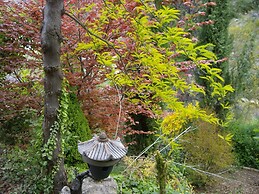 La Casita con jardín frente a la cascada