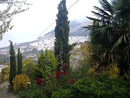 La Casita con jardín frente a la cascada