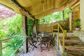 La Casita con jardín frente a la cascada