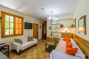 La Casita con jardín frente a la cascada