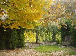 La Casita con jardín frente a la cascada