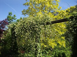 La Casita con jardín frente a la cascada