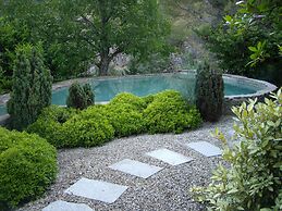 La Casita con jardín frente a la cascada