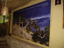 La Casita con jardín frente a la cascada