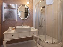 Room Room Boutique Hotel