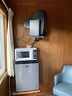 Curley's Resort & Dive Center