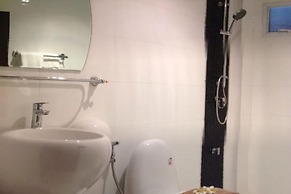 White House Asoke Sukhumvit 18