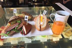 White House Asoke Sukhumvit 18