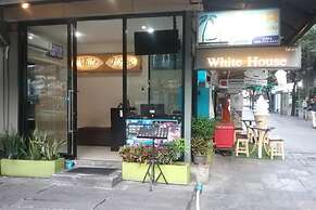 White House Asoke Sukhumvit 18