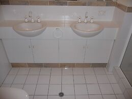 City Escape 3BD in Adelaides East End 5