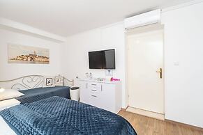 Apartments and Room Lora