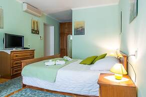 Apartments and Room Lora