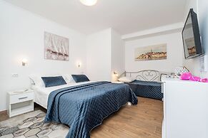 Apartments and Room Lora