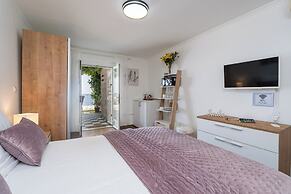 Apartments and Room Lora