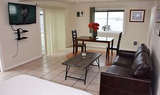 Longliner Lodge and Suites