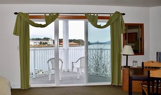 Longliner Lodge and Suites