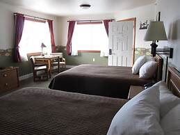 Longliner Lodge and Suites