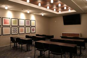 Holiday Inn Express & Suites Portland Airport - Cascade Stn by IHG