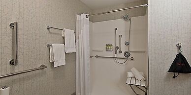 Holiday Inn Express & Suites Portland Airport - Cascade Stn by IHG