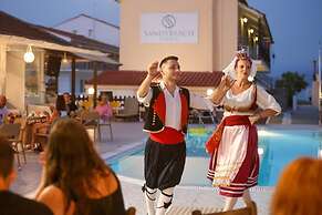 Sandy Beach Complex by Konnect - Poolside Studios and Seaside Apartmen