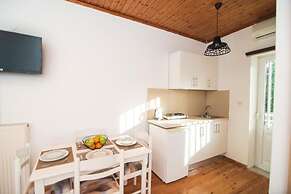 Sandy Beach Complex by Konnect - Poolside Studios and Seaside Apartmen