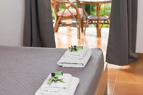 Sandy Beach Complex by Konnect - Poolside Studios and Seaside Apartmen