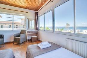 Sandy Beach Complex by Konnect - Poolside Studios and Seaside Apartmen