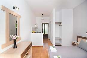 Sandy Beach Complex by Konnect - Poolside Studios and Seaside Apartmen