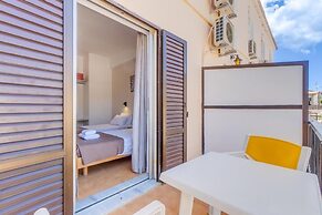 Sandy Beach Complex by Konnect - Poolside Studios and Seaside Apartmen