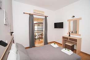 Sandy Beach Complex by Konnect - Poolside Studios and Seaside Apartmen