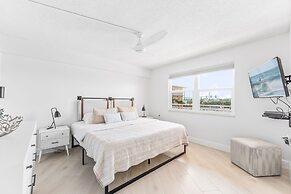 Paradise Beach Club by Happy Palm Stays