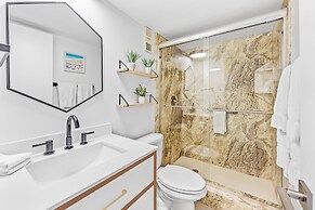 Paradise Beach Club by Happy Palm Stays