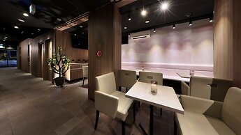 Nipponbashi Crystal Hotel