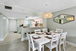 Spanish Main by Happy Palm Stays