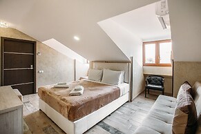 Aivani Hotel