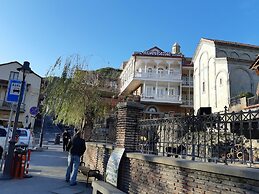 Aivani Hotel