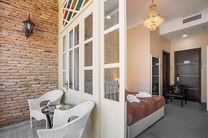 Aivani Hotel