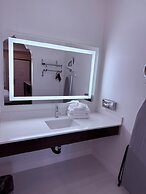Travelodge by Wyndham Harbor City