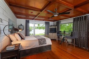 Lighthouse Motel & Cottages