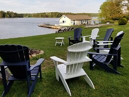 Lighthouse Motel & Cottages