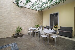 RedDoorz Plus @ Cideng Barat