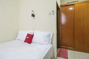 RedDoorz Plus near Ciputra World Kuningan 2