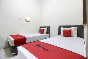 RedDoorz Plus near Stadion Mandala Krida