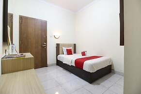 RedDoorz Plus near Stadion Mandala Krida
