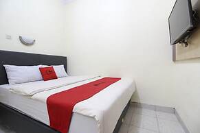 RedDoorz Plus near Stadion Mandala Krida