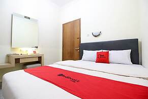 RedDoorz Plus near Stadion Mandala Krida