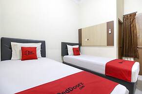 RedDoorz Plus near Stadion Mandala Krida