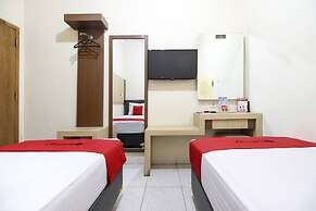 RedDoorz Plus near Stadion Mandala Krida