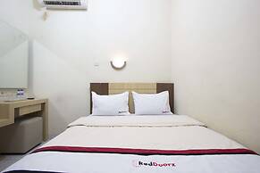 RedDoorz Plus near Stadion Mandala Krida